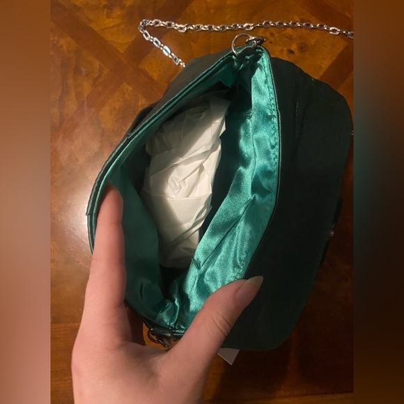 NWT-Elegant Green Satin Clutch with Chain Strap - Picture 4 of 12